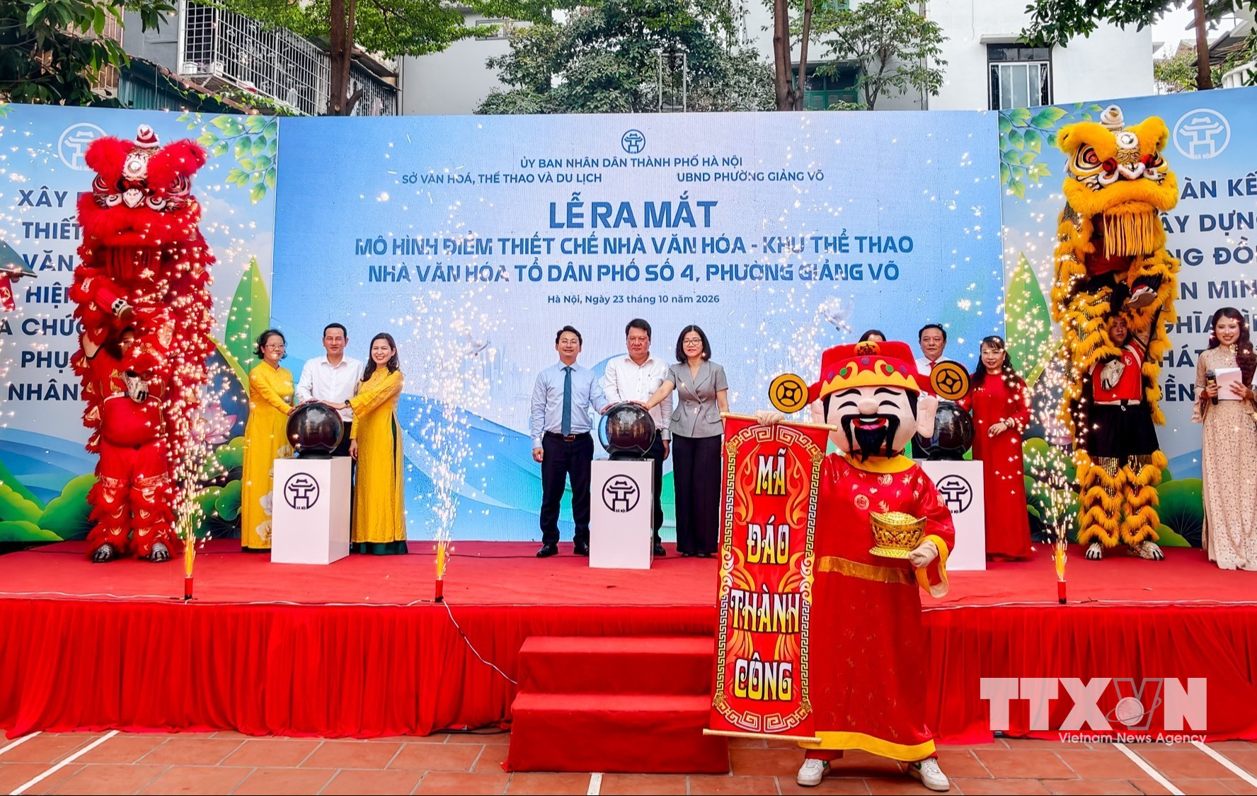 Các đại biểu thực hiện nghi thức ra mắt mô hình điểm thiết chế Nhà văn hóa - Khu thể thao Tổ dân phố số 4, phường Giảng Võ. (Ảnh: Trung Nguyên/TTXVN)